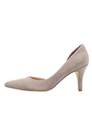 Lys grå ruskinds stiletthæl med en beskeden hæl, der har en glat tekstur og en simpel, elegant silhuet.