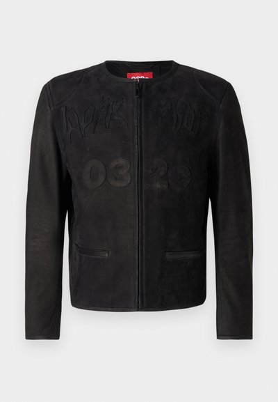 Μαύρο δερμάτινο μπουφάν με στρογγυλή γιακά, κλείσιμο με φερμουάρ, υφή και διακοσμητικά κεντημένα σχέδια και δύο μπροστινές τσέπες.