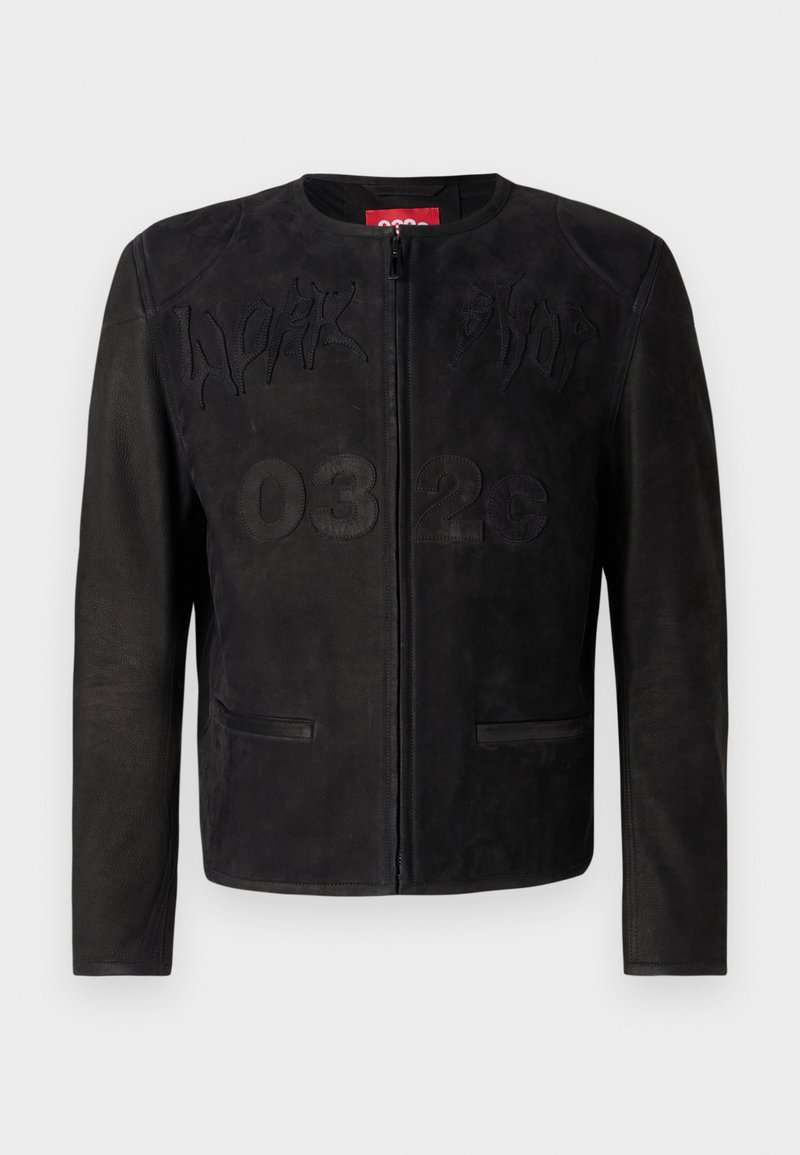 Veste en cuir noir avec un col rond, fermeture éclair, finition texturée, dotée de motifs brodés et de deux poches avant.