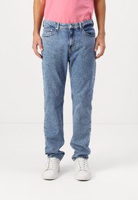 Tommy Jeans RYAN STRAIGHT - Slim fit jeans - denim medium