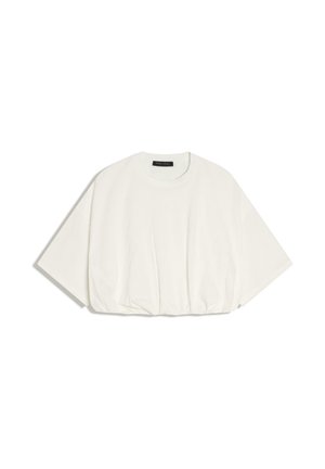 Biała, oversize'owa, krótka koszulka z krótkimi rękawami i zaokrąglonym dekoltem na białym tle.