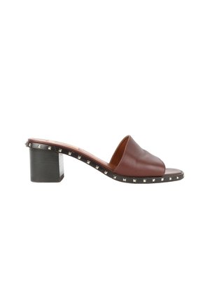 Mule en cuir marron à bout ouvert avec talon carré noir et clous carrés argentés autour du bord de la semelle.