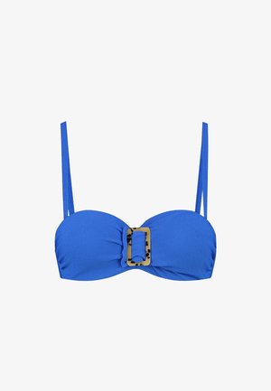 Top de bikini azul tipo bandeau con tela texturizada, parte delantera fruncida y un destacado detalle de hebilla de carey. Tiras delgadas ajustables.