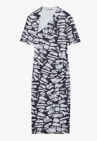 Rochie în stil înfășurat, de culoare bleumarin și alb, cu un model geometric întrerupt, mâneci scurte și o siluetă ajustată, cu textură plisată în talie.