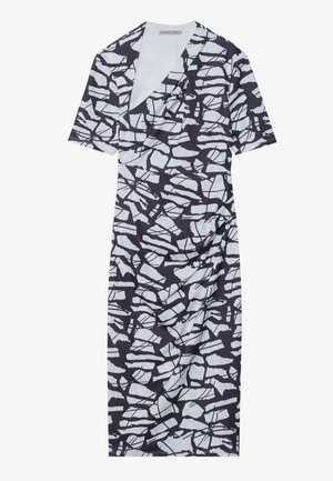 Rochie în stil înfășurat, de culoare bleumarin și alb, cu un model geometric întrerupt, mâneci scurte și o siluetă ajustată, cu textură plisată în talie.