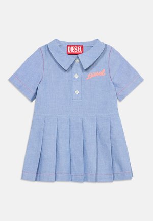 Vaaleansininen lyhythihainen mekko, jossa on laskostettu hame, Peter Pan -kaulus, napillinen etulista ja vaaleanpunainen "Diesel"-logo rinnassa.