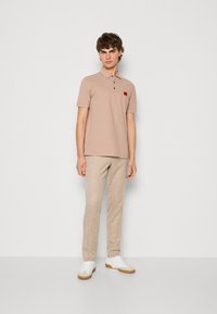 HUGO DERESO - Poloskjorter - medium beige