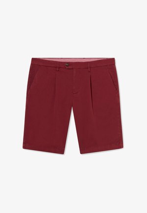 Shorts homme marron avec plis devant, poches latérales, passants de ceinture et fermeture à bouton sur fond blanc.