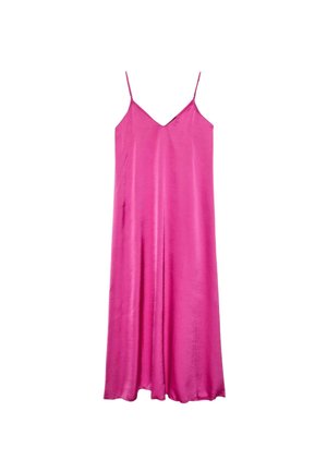 Robe nuisette en satin rose vif avec fines bretelles spaghetti et décolleté en V, suspendue sur fond blanc.