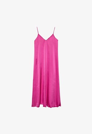 Helles pinkfarbenes Satin-Kleid mit dünnen Spaghettiträgern und V-Ausschnitt, vor weißem Hintergrund hängend.