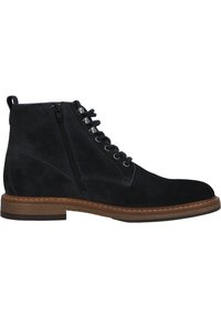 Botín de ante azul oscuro con cordones y cremallera lateral. Cuenta con un upper texturizado y una suela marrón contrastante con detalles de costura.