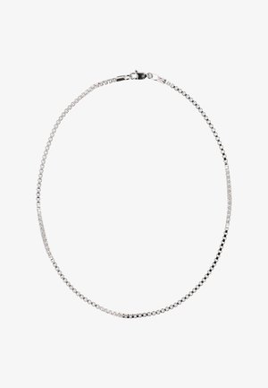 Stříbrný řetízek na krk s designem čtvercových článků, s uzávěrem na sponu ve tvaru humra a lesklým povrchem.