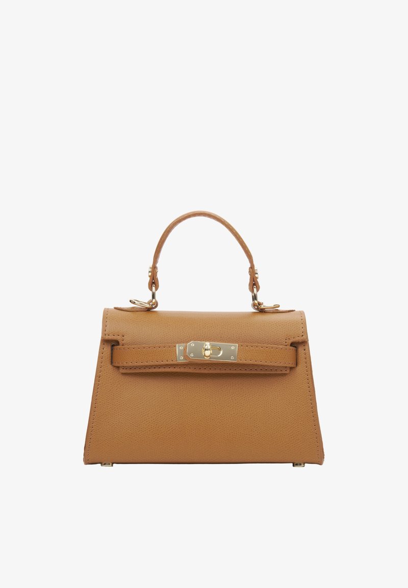 Petit sac à main structuré en cuir beige avec une poignée supérieure et une fermeture à tourniquet dorée sur le rabat avant.