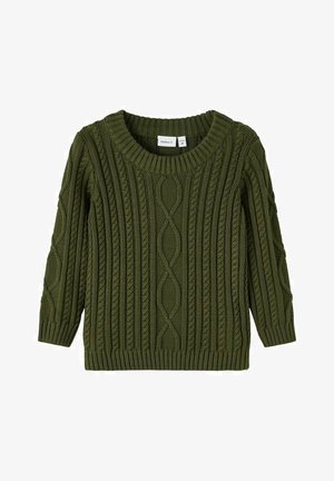 Pull tricoté vert olive avec motif torsadé, col, poignets et ourlet côtelés, manches longues et petite étiquette de marque à l'intérieur du col.