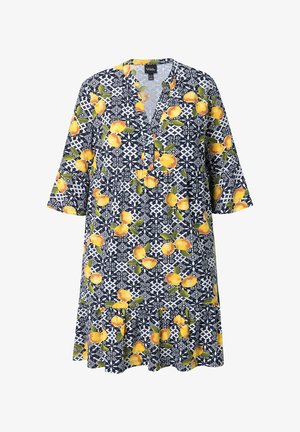 Vestido azul marino con patrones geométricos blancos y estampado de limones amarillos, con escote en V, mangas tres cuartos y dobladillo acampanado.