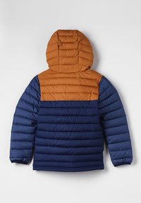 Gestepptes Jacket mit Kapuze, bestehend aus einem braunen oberen Abschnitt und einem dunkelblauen Körper. Texturiertes Material mit horizontalen Steppnähten.