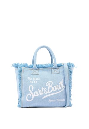 Lichtblauwe spijkerstoffen tas met franjes aan de randen en witte tekst met de tekst "The place to be Saint Barth Summer Paradise."