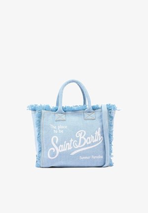 Sac cabas en denim bleu clair avec bords à franges et texte blanc indiquant "The place to be Saint Barth Summer Paradise."