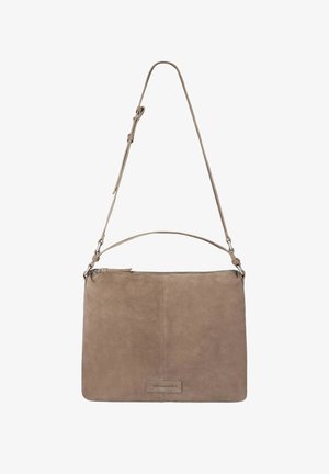 Braune Wildledertasche mit flacher, rechteckiger Form, verstellbarem Schulterriemen, Reißverschluss oben und einem Logo-Patch auf der Vorderseite.