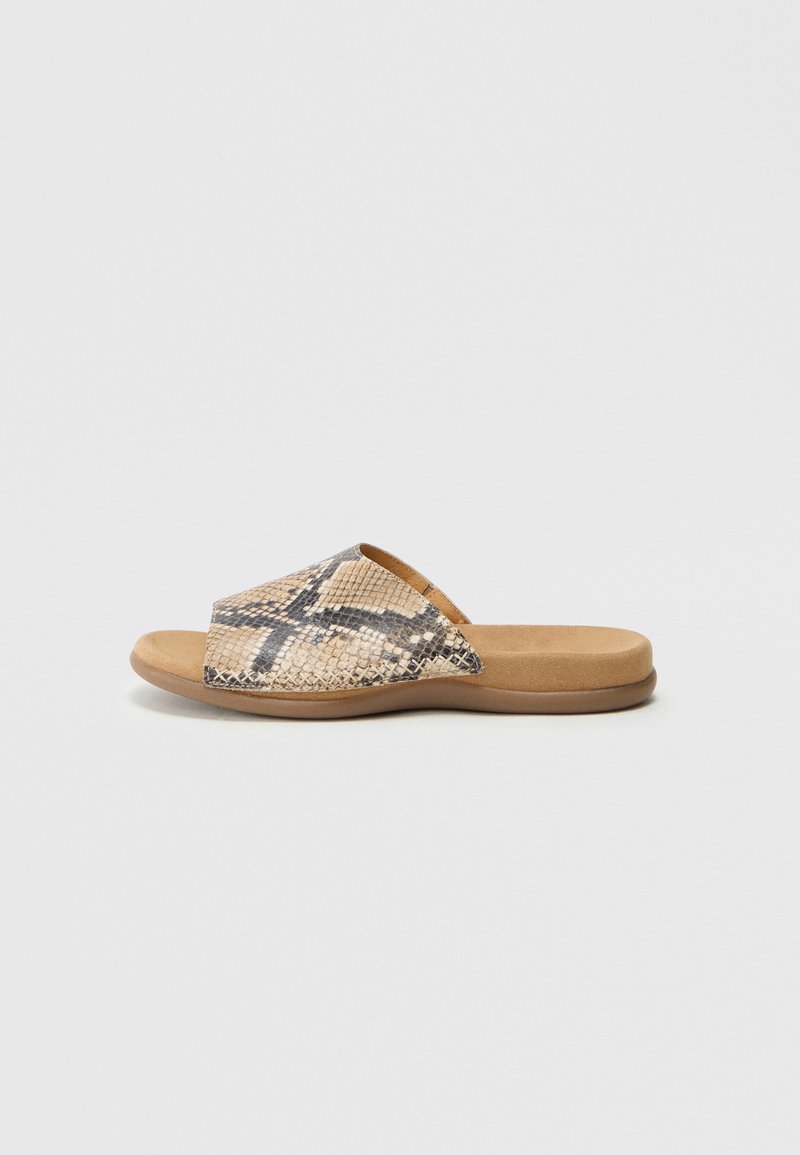 Sandale mule avec une semelle texturée de couleur beige et une partie supérieure à motif avec des nuances de beige, marron et noir rappelant la peau de serpent.