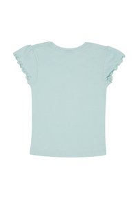 Camiseta de manga corta azul claro con acentos de volantes en las mangas, hecha de tela suave, con un escote redondo clásico y un dobladillo recto.