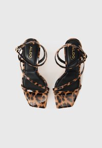 Sandali con tacco alto in stampa leopardata, con più sottili cinturini, punta aperta, tacco a blocco quadrato e interno nero. Dettaglio del logo dorato all'interno.