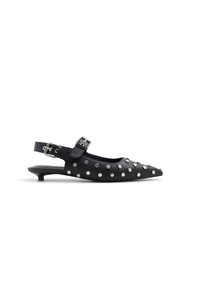 Chaussure slingback en cuir noir avec un bout pointu, ornée de clous argentés, dotée d'un petit talon et d'une bride réglable.