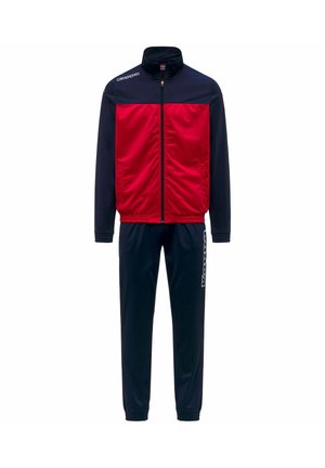 Tuta con maniche e pantaloni blu navy, pannello frontale rosso della giacca, cerniera integrale e testo logo bianco sulla spalla e sulla gamba del pantalone.