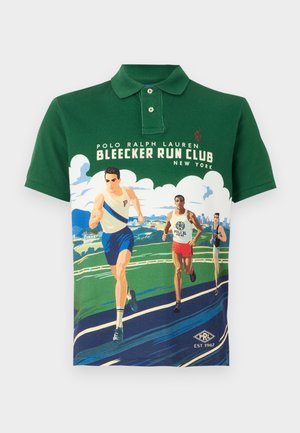 Zielona koszulka polo z grafiką przedstawiającą biegaczy na bieżni. Projekt zawiera ilustracje i tekst "Polo Ralph Lauren Bleecker Run Club."