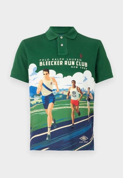 Polo verde com uma impressão gráfica de corredores numa pista. O design inclui ilustrações e texto "Polo Ralph Lauren Bleecker Run Club."