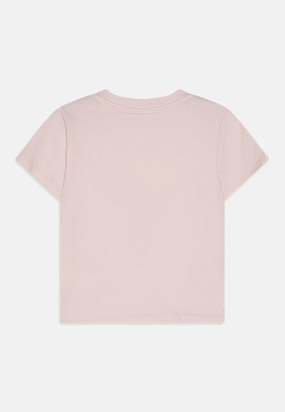 Camiseta de manga corta, color rosa claro, hecha de algodón suave, con un cuello redondo y un diseño simple. Sin patrones ni gráficos visibles.