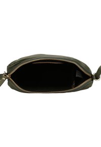 Borsa a pochette verde in pelle con una cerniera dorata, vista aperta che rivela un interno nero e una fascia per il polso su un lato.
