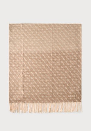 Écharpe beige avec un motif de logo subtilement répété, bords frangés et marquage "GUESS" dans le coin.