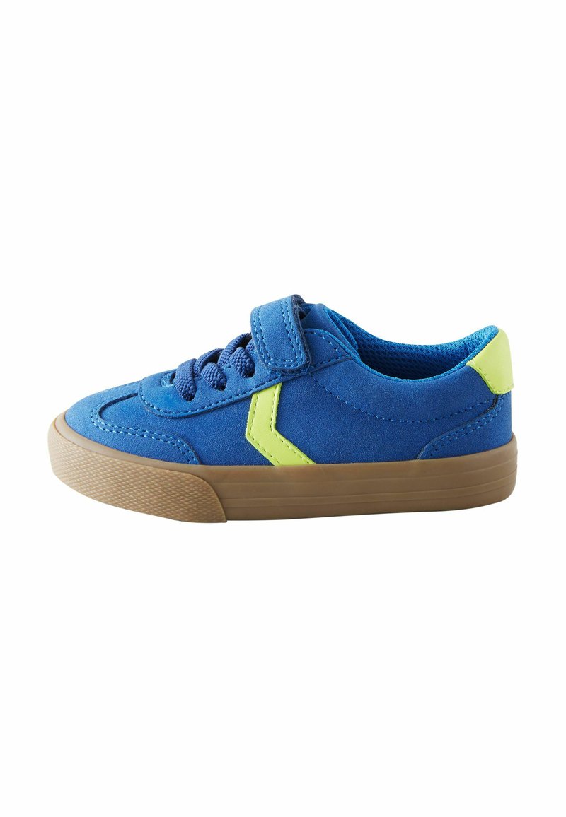 Blauwe suède sneaker met een rubberen zool, voorzien van een klittenbandsluiting en contrasterende neon-groene accenten. Rond neus en textuur bovenwerk.