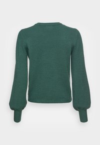 Grønn strikket genser med lange ballongsleeves og ribbestrikket kant. Har rund hals og en myk tekstur. Enkel design, uten mønstre.