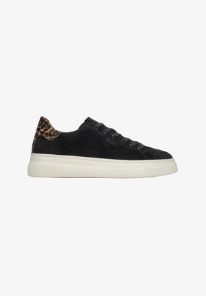 Czarne zamszowe sneakersy z białą gumową podeszwą, z akcentem w panterkę na obcasie i szarymi sznurówkami. Gładka tekstura powierzchni.