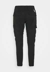 Černé cargo kalhoty s užšími nohavicemi, několika bočními kapsami a elastickým pasem. Vyrobeny z odolné tkaniny s hladkou strukturou.