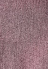 Baumwollstoff mit einer strukturierten, gewebten Optik in einer gedeckten Mauve-Farbe, die ein dezentes, gleichmäßiges Muster auf der Oberfläche aufweist.