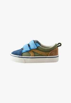 Low-top kindersneaker met blauwe klittenbandsluitingen, groene stof, bruine suède accenten, witte zool en een patroon op het hieltreklipje.