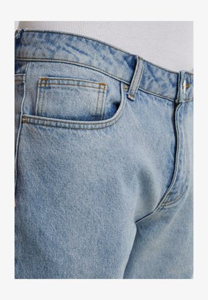 Lys blå denim jeans med en klassisk pasform, der har en baglomme, kontrastsying og en glat tekstur.