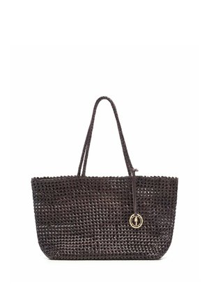 Ciemnobrązowa pleciona torba typu tote z dwoma długimi uchwytami i małym złotym okrągłym zawieszkiem wiszącym na jednym z uchwytów.