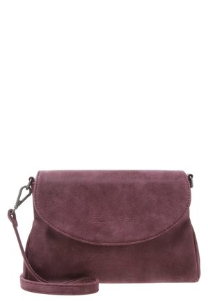 Pieni violetti mokkanahkainen olkalaukku, jossa on läpällinen suljin ja irrotettava hihna. Laukun etuläpän päällä on hillitty kohokuvioitu merkin nimi.