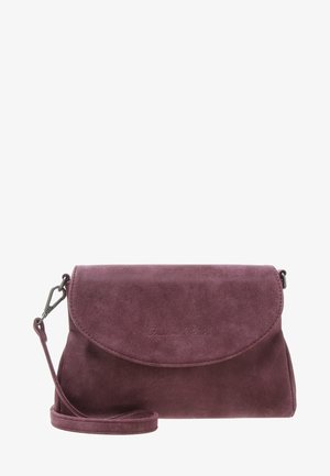 Mała fioletowa torebka na ramię z zamszu z klapką i odpinanym paskiem, z subtelnie wytłoczonym nazwą marki na przedniej klapie.
