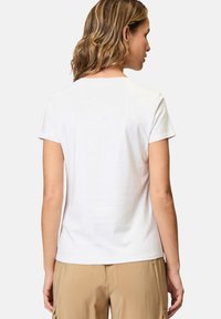 Hvid bomulds T-shirt med rund halsudskæring og korte ærmer, med en glat tekstur og en afslappet pasform, set fra ryggen.