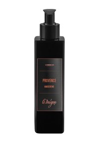 Schwarze rechteckige Flasche mit Pumpkopf. Das Etikett trägt die Aufschrift "Provence Handcreme" in orangefarbener Schrift. Schlankes, minimalistisches Design.