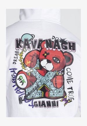 Bílá mikina s kapucí s barevným grafickým motivem karikatury medvěda, se silným textem a různými vzory včetně hvězd, blesků a motýla.