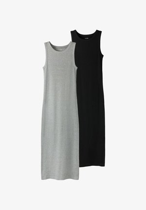 Deux robes décontractées sans manches, longues jusqu'aux chevilles, une gris clair et une noire, exposées à plat sur un fond blanc.