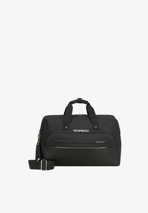 Schwarze Duffel-Tasche aus Stoff, ausgestattet mit einem mit Reißverschluss versehenen Hauptfach, zwei Griffen, einem verstellbaren Schultergurt und einer Vordertasche mit silbernen Akzenten.