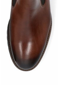 Brązowe skórzane buty chelsea o gładkim wykończeniu, z elastycznymi bocznymi panelami i zaokrąglonym noskiem. Szewna gumowa podeszwa zapewniająca trwałość.