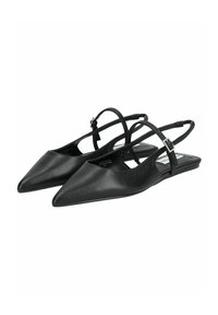 Ballerine nere con punta a punta. Realizzate in pelle liscia, presentano sottili cinturini e una piccola fibbia decorativa. Suola piatta.